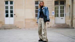Natalia Verza trägt Jeansjacke Frau Streetstyle