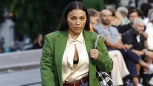 Paloma Elsesser Runway Bild grüne Jacke Shorts beige Bluse