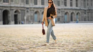 Sylvia Haghjoo trägt Mom Jeans Streetstyle