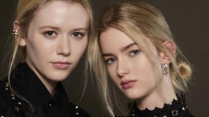 zwei Frauen blond Nahaufnahme Gesicht geschminkt Backstage