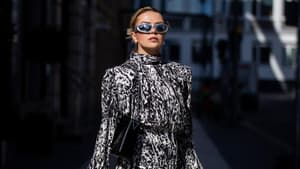 Amelie Stanescu trägt gemustertest Kleid Streetstyle