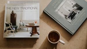 Coffee Table Books auf einem Tisch mit einer Tasse Kaffee