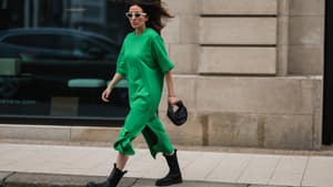 Elise Seitz trägt grünes Oversize Kleid Streetstyle
