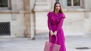 Frau trägt Kleid mit Volants lila Streetstyle
