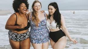 Frauen am Strand lachend