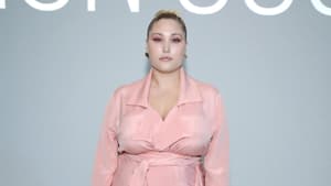 Hayley Hasselhoff trägt Wickelkleid rosa London Fashion Week