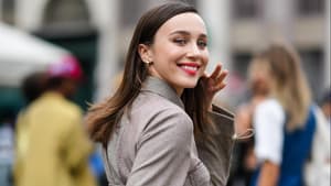 Mary Leest lachend Blazer gemustert goldene Ohrringe Streetstyle