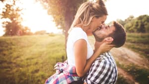 Mann und Frau küssen sich im Sonnenuntergang