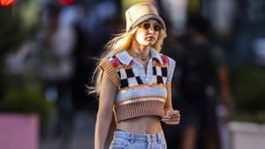  Gigi Hadid trägt Jeans Stricktop Streetstyle