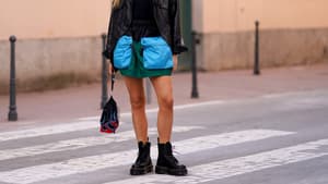 Emili Sindlev trägt Dr. Martens