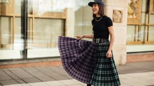 Frau trägt karierten Rock lacht Streetstyle Stockholm