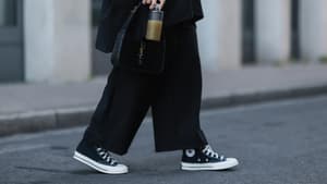 Frau trägt Jeans Paris Fashion Week 2022