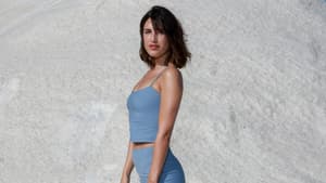 Jeanne Damas trägt blauen Zweiteiler