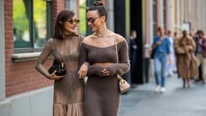Zwei Frauen in braunen Outfits