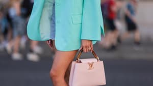 Mandy Bork trägt rosane Louis Vuitton Capucines mit einem türkisen Blazer