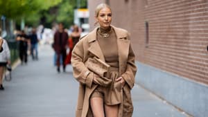 Leonie Hanne mit einem beigen oversized Mantel