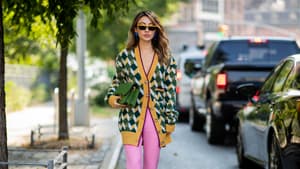 Frau in langem Cardigan