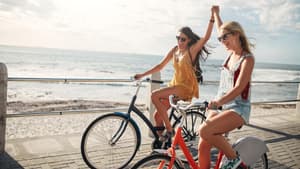 zwei Frauen fahren Fahrrad haben Spaß