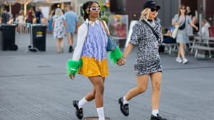 zwei Frauen tragen Loafer Kopenhagen Fashion Week Streetstyle