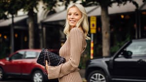 Frau in braunem Strickkleid