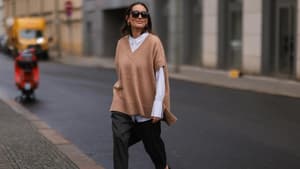 Anna Schürrle trägt Prada Loafer und einen Pullunder in Camel