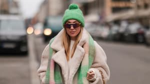 Frau trägt Teddyjacke