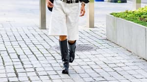 Bella Hadid trägt schwarzen Stiefel weiße Shorts