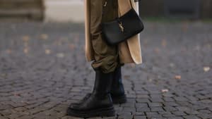 Frau trägt schwarze Chelsea Boots