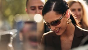 Paris Fashion Week Bella Hadid trägt goldenen Schmuck