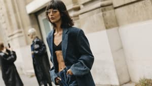 Paris Fashion Week Frau trägt Anzug und BH
