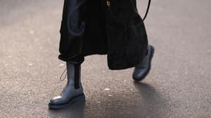 Frau mit stylischen grauen Stiefeln