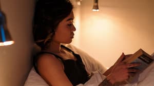 Frau liest Buch im Bett