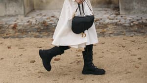 Frau trägt schwarze Stiefel