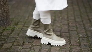 Frau trägt Schuhe grün grau mit weißer Sohle
