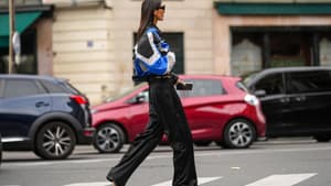 Julia Pelipas trägt weite Hose in Schwarz Cropped Jacke in blau weiß schwarz Streetstyle
