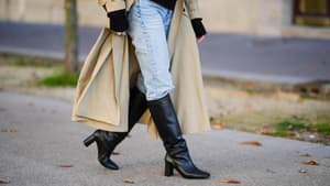 Schwarze Stiefel zur Jeans