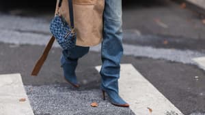 Jeans Look mit Coach Tasche Streetstyle Stiefel Heans Trenchcoat beige