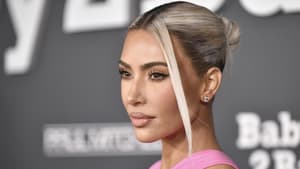 Kim Kardashian Red Carpet blonder Dutt zwei Strähnen Make-up pinkes Kleid
