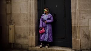 Frau in lilafarbener Daunenjacke