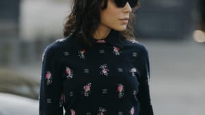 Paris Streetstyle Frau trägt Set von Chanel Pullover