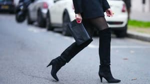 Frau trägt schwarze Stiefel aus Wildleder