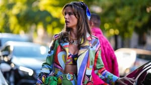 Alessandra Ambrosio in buntem Outfit
