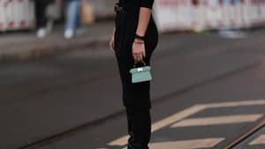 Frau trägt Fendi Tasche schwarze Hose und Schuhe