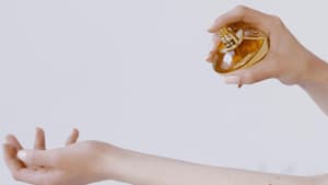 Parfum wird aufgetragen