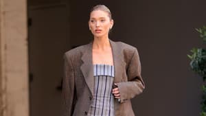 Elsa Holk trägt Blazer und Kleid