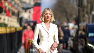 Elsa Hosk in schmal geschnittenem Blazer