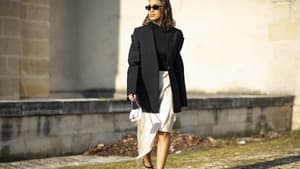 Frau trägt schwarzen Blazer