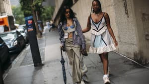 Sneaker-Trends 2026: Das beigefarbene Modell von Gabor passt zu jedem Outfit