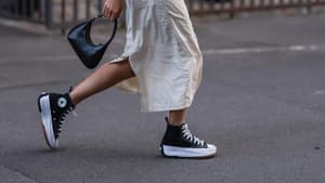 Frau mit Sneakern von Converse