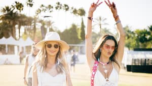 Zwei Frauen in stylischen Outfits fürs Coachella